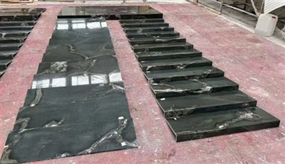 Πράσινες μαρμάρινες σκάλες